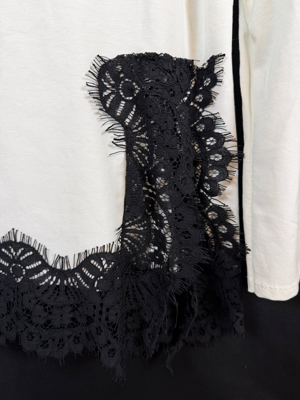 T-shirt a maniche lunghe e pizzo