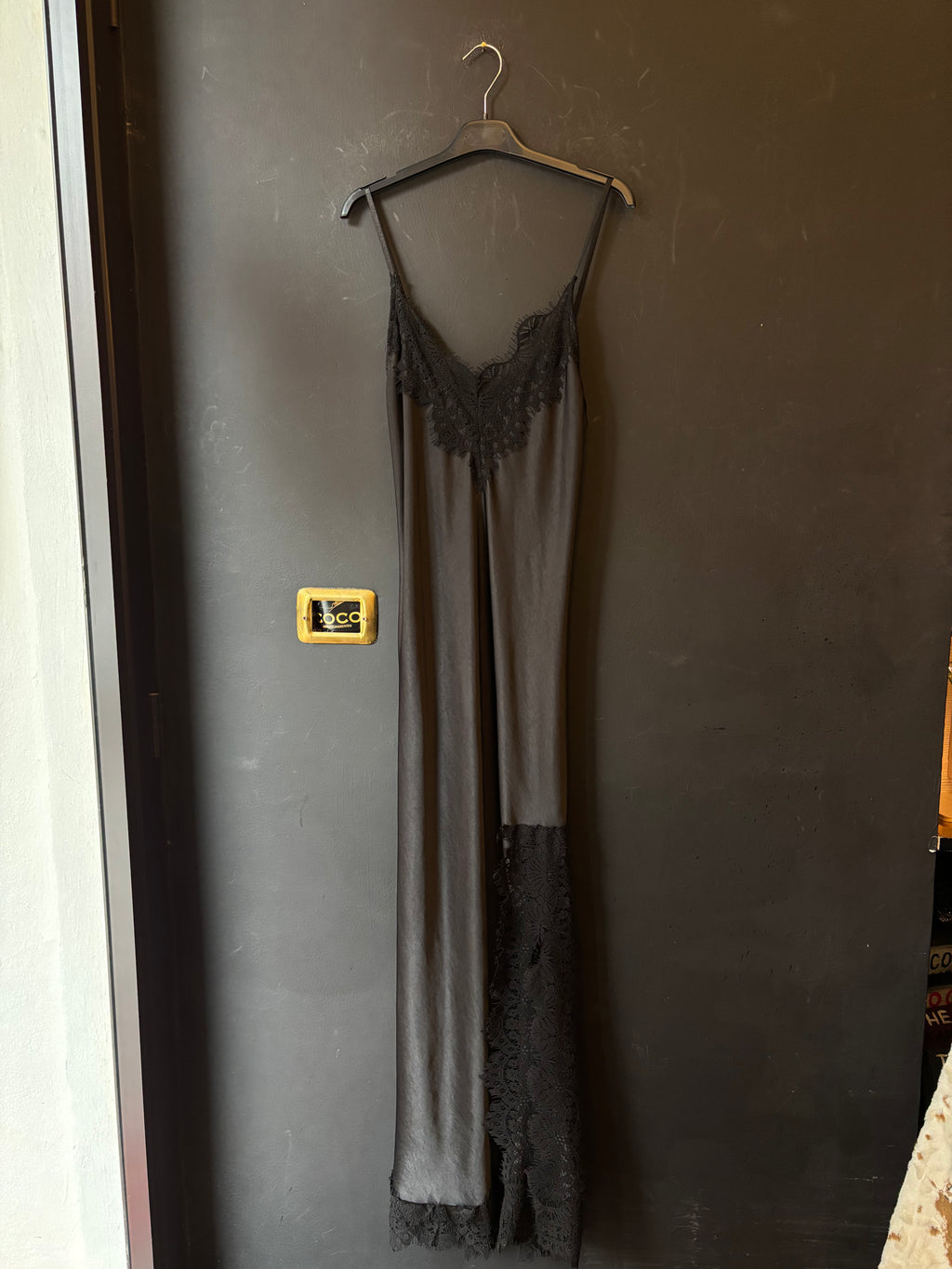 Abito in satin con bretelline