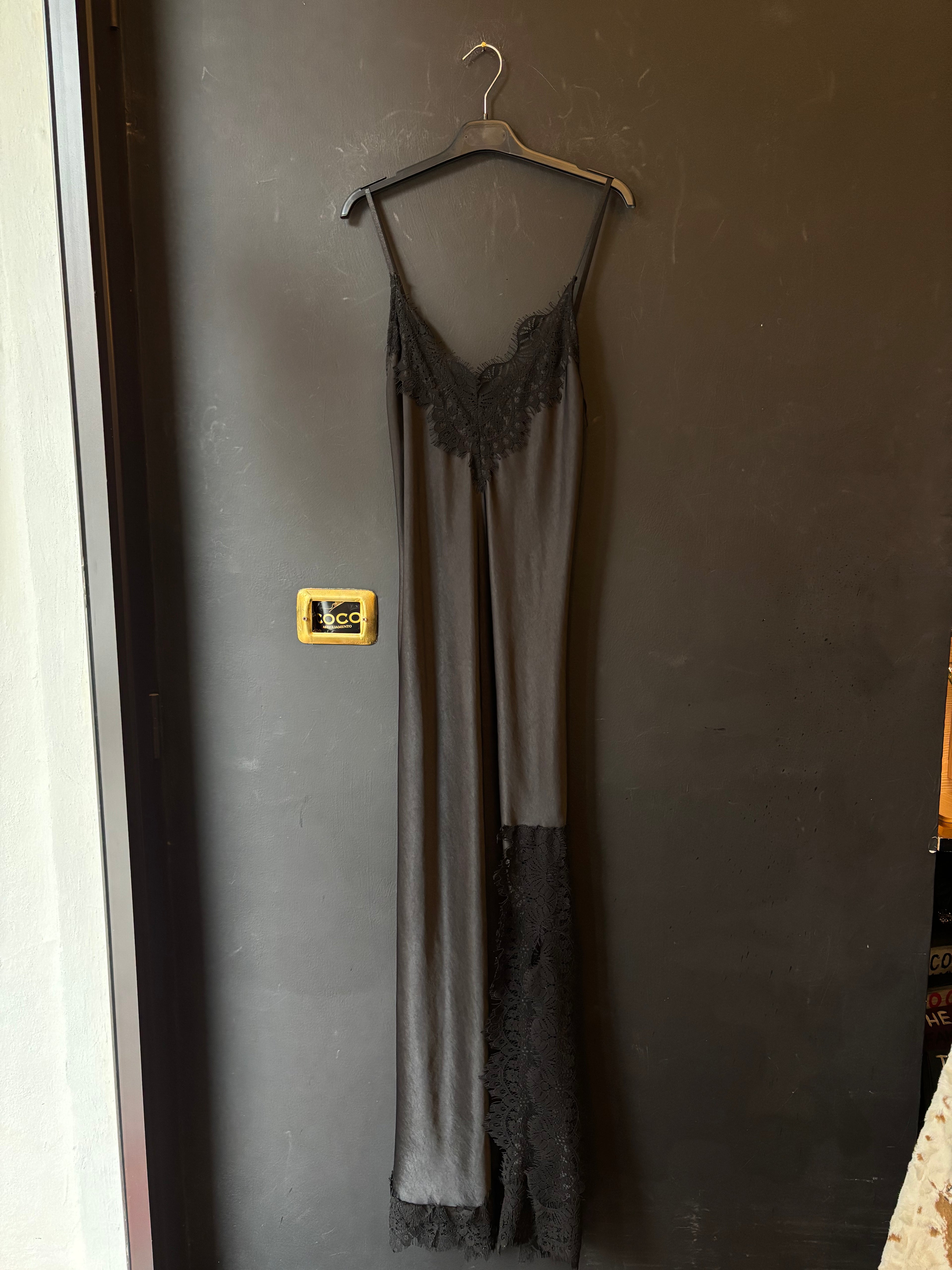 Abito in satin con bretelline