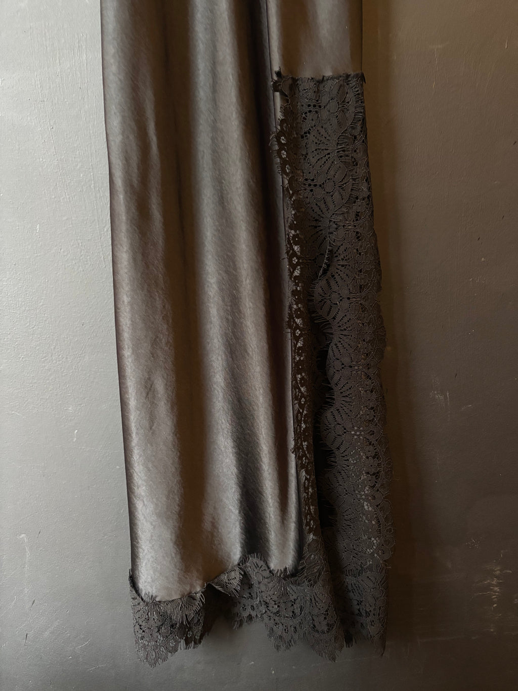 Abito in satin con bretelline