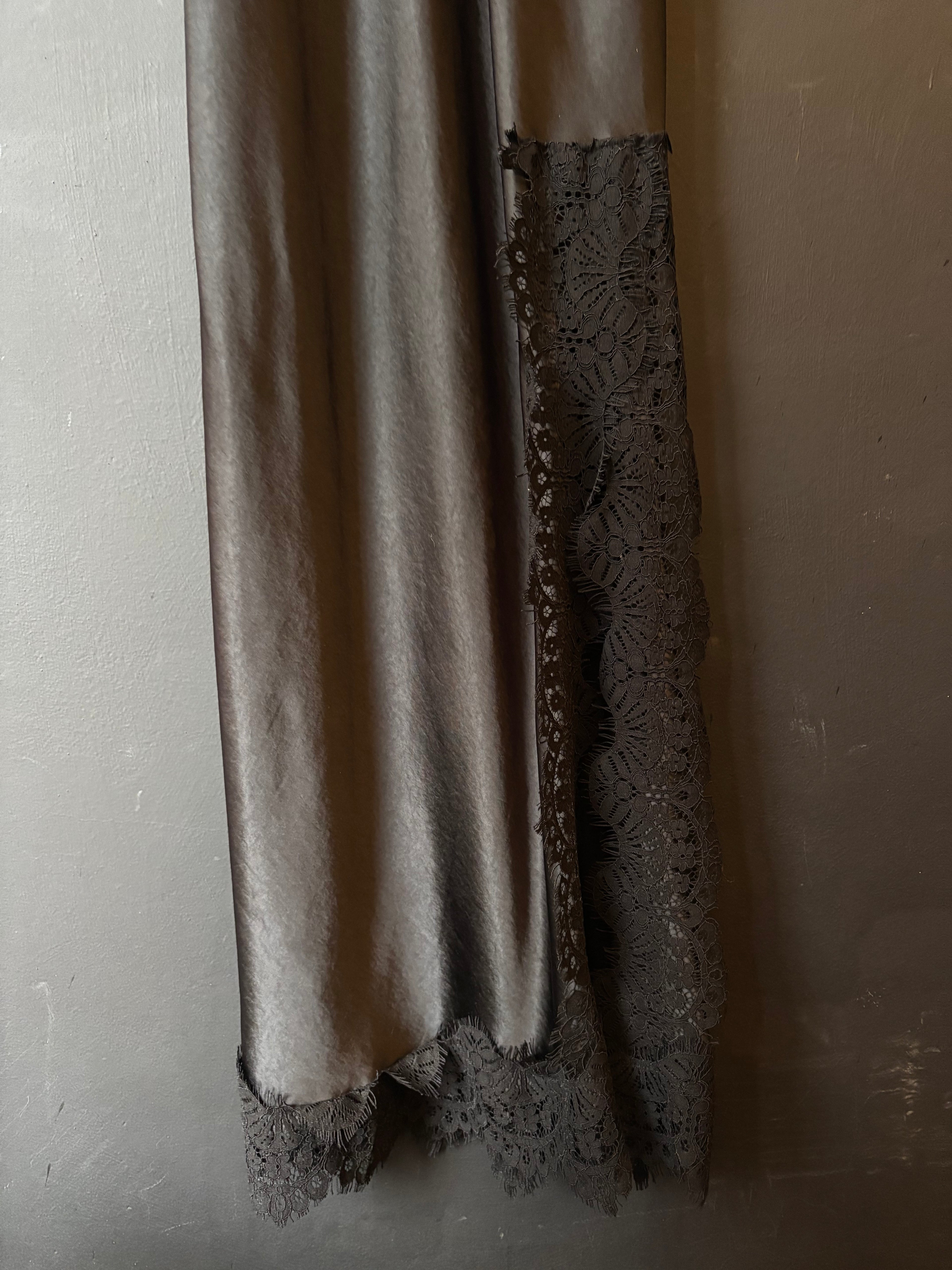 Abito in satin con bretelline