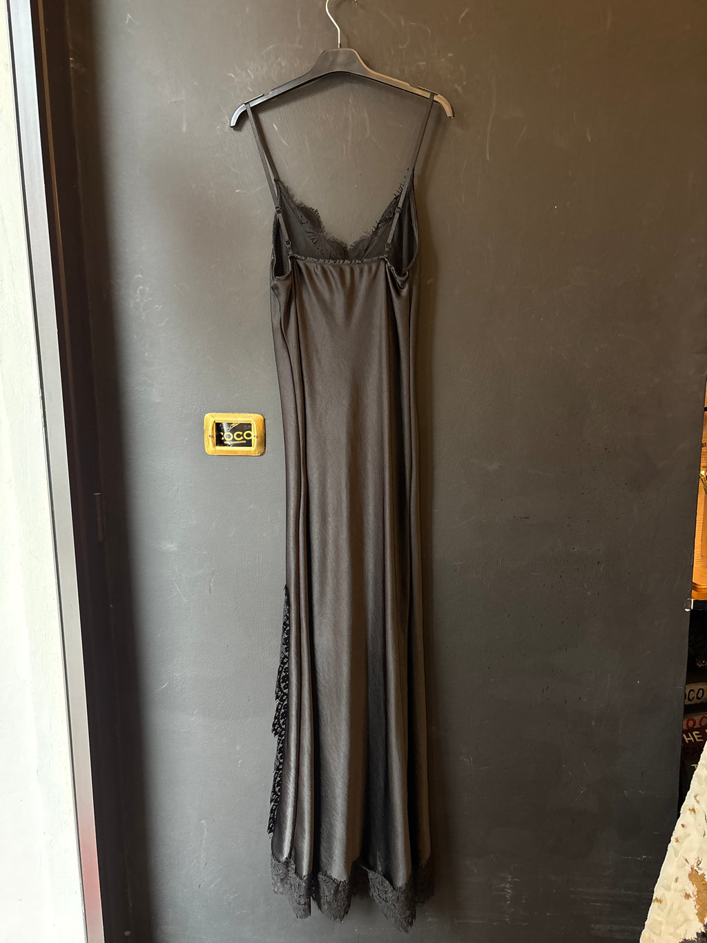 Abito in satin con bretelline