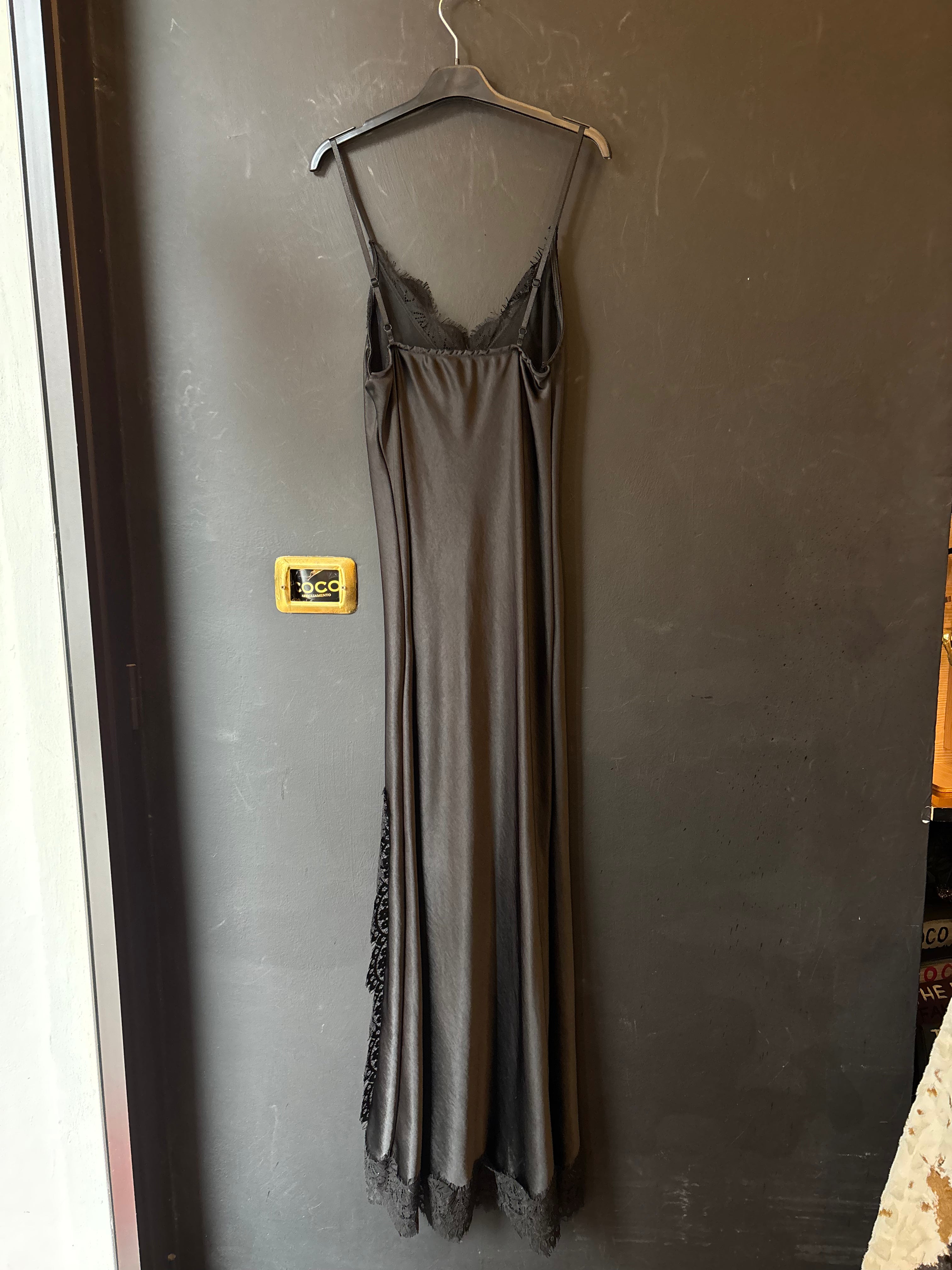 Abito in satin con bretelline