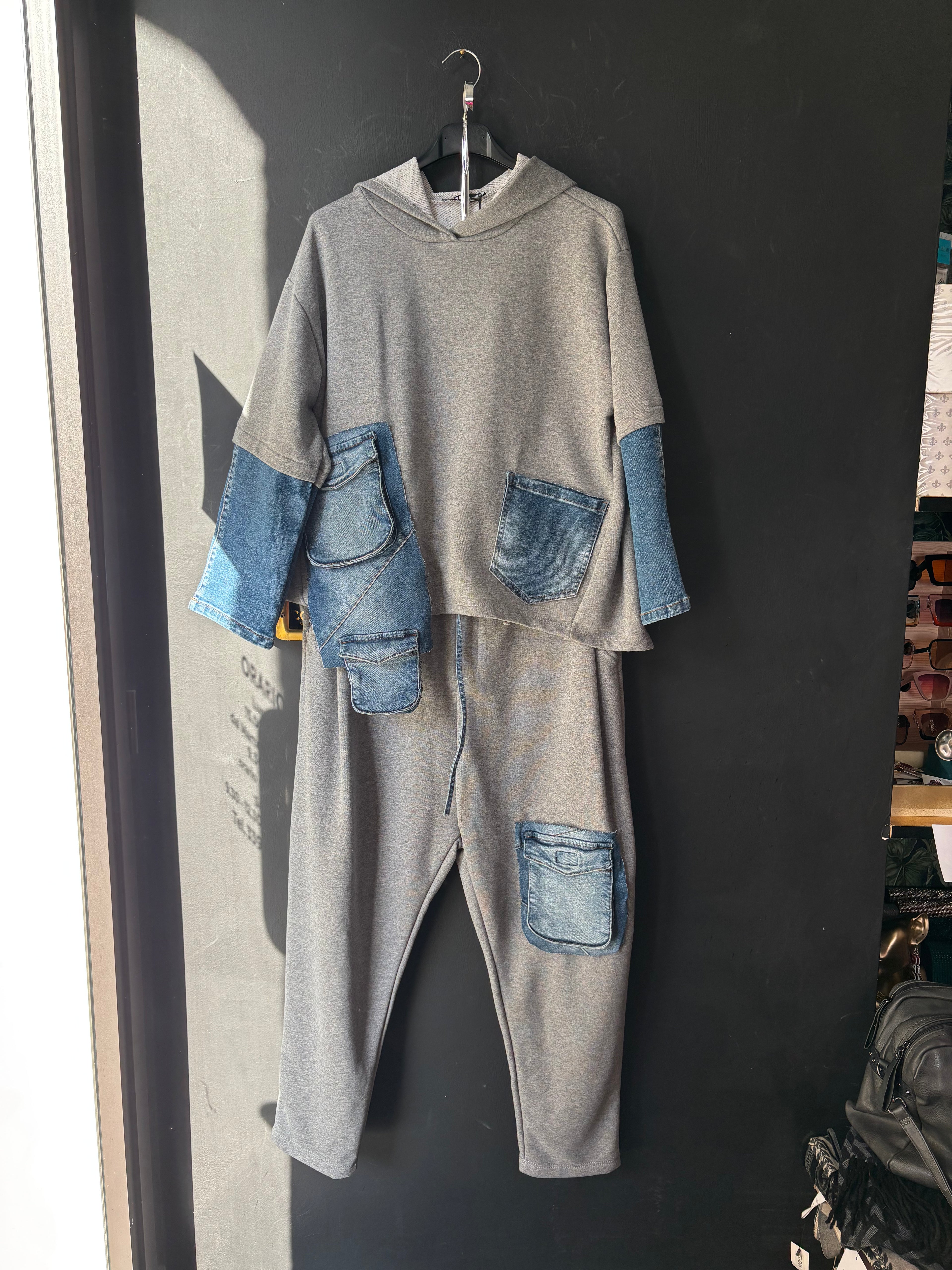 Coordinato felpa e denim